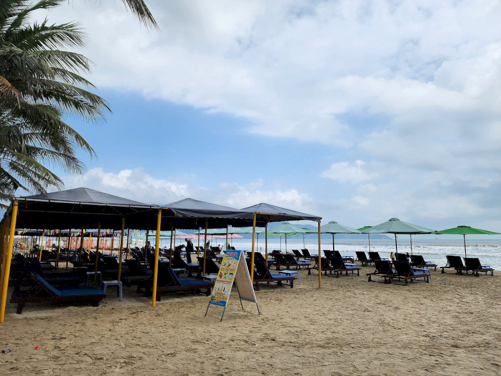 There are plenty of long benches or sunbeds available at reasonable prices, making it easy for you to relax and unwind by the sea